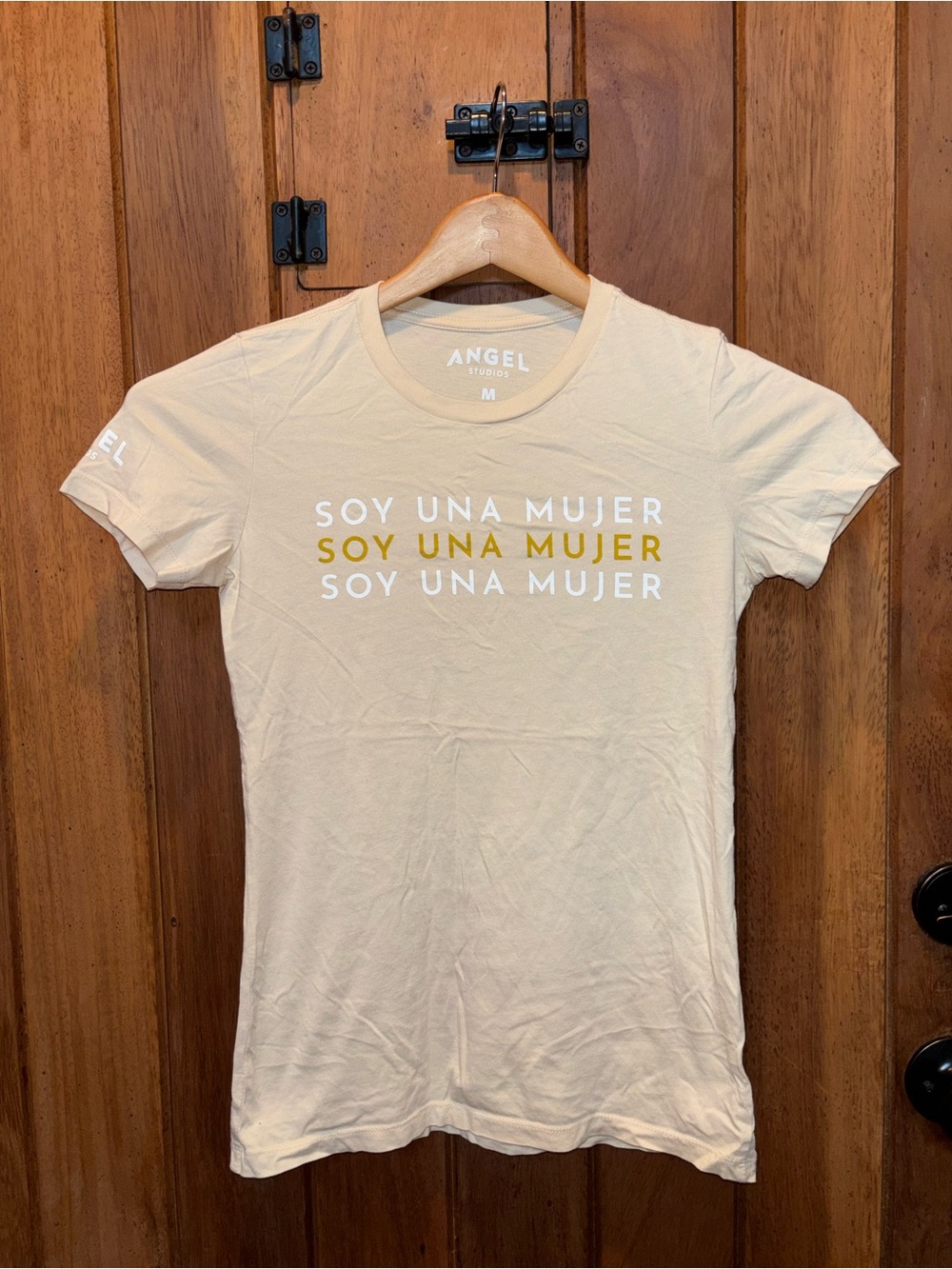 Angel Studios Women’s Cream Graphic Tee - "Soy Una Mujer"